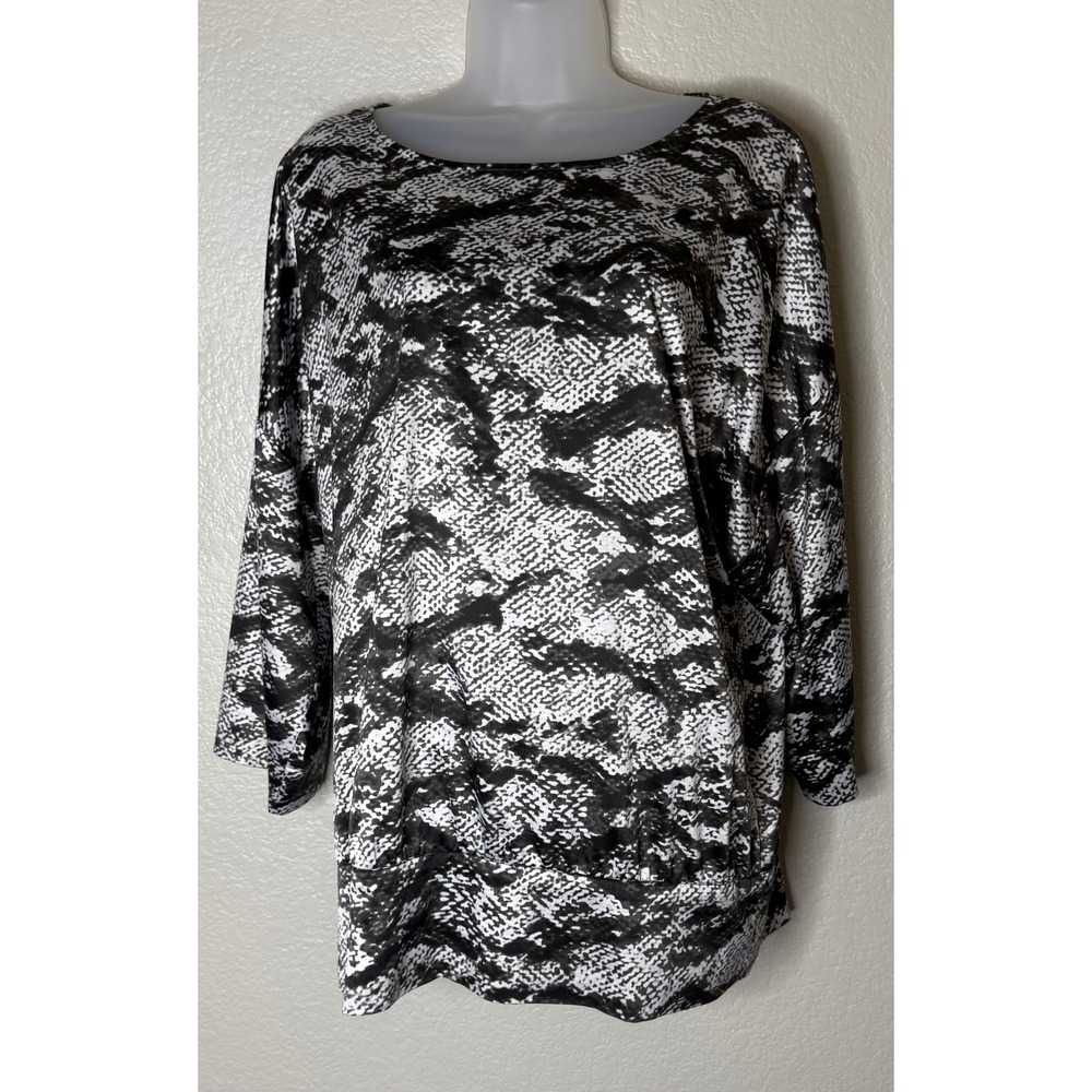 Chicos 1 US Medium Blouse Black White Snakeskin Print 3/4 Sleeve Banded Hem Top